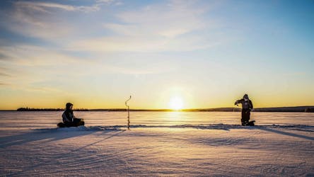 Vá pescar no gelo em um lago congelado